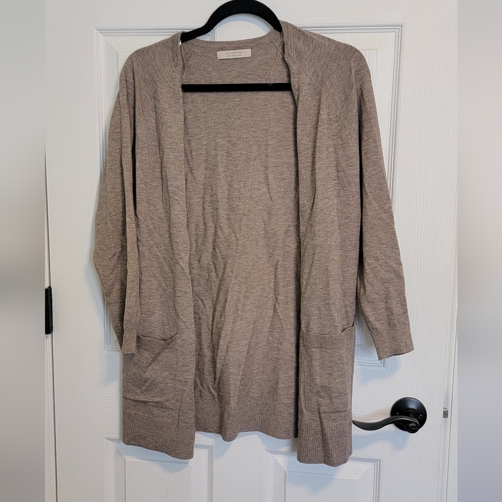 Active USA sweater. Medium
